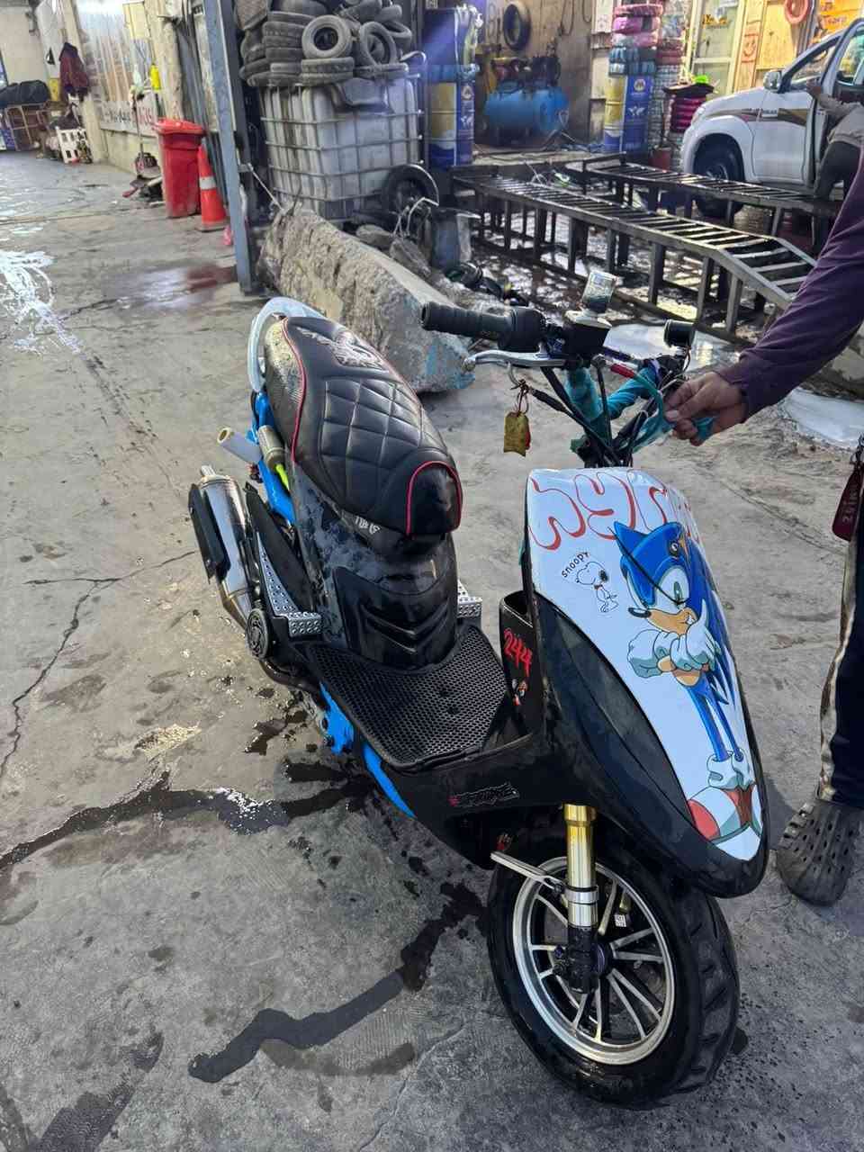 السلام عليكم عدلهً ناشفه مكينهً رمبههه بيها وياله اصليه وبيها صالنصه اصليه وصدر ودبل خلفي وكشن اصلي وشيال فراك وزوج قطرات وملاقط دراجه ناعمه وخرسه سعرها ٦٥٠ بيها مجال مكاني حي اور بغداد رقمي ***********
