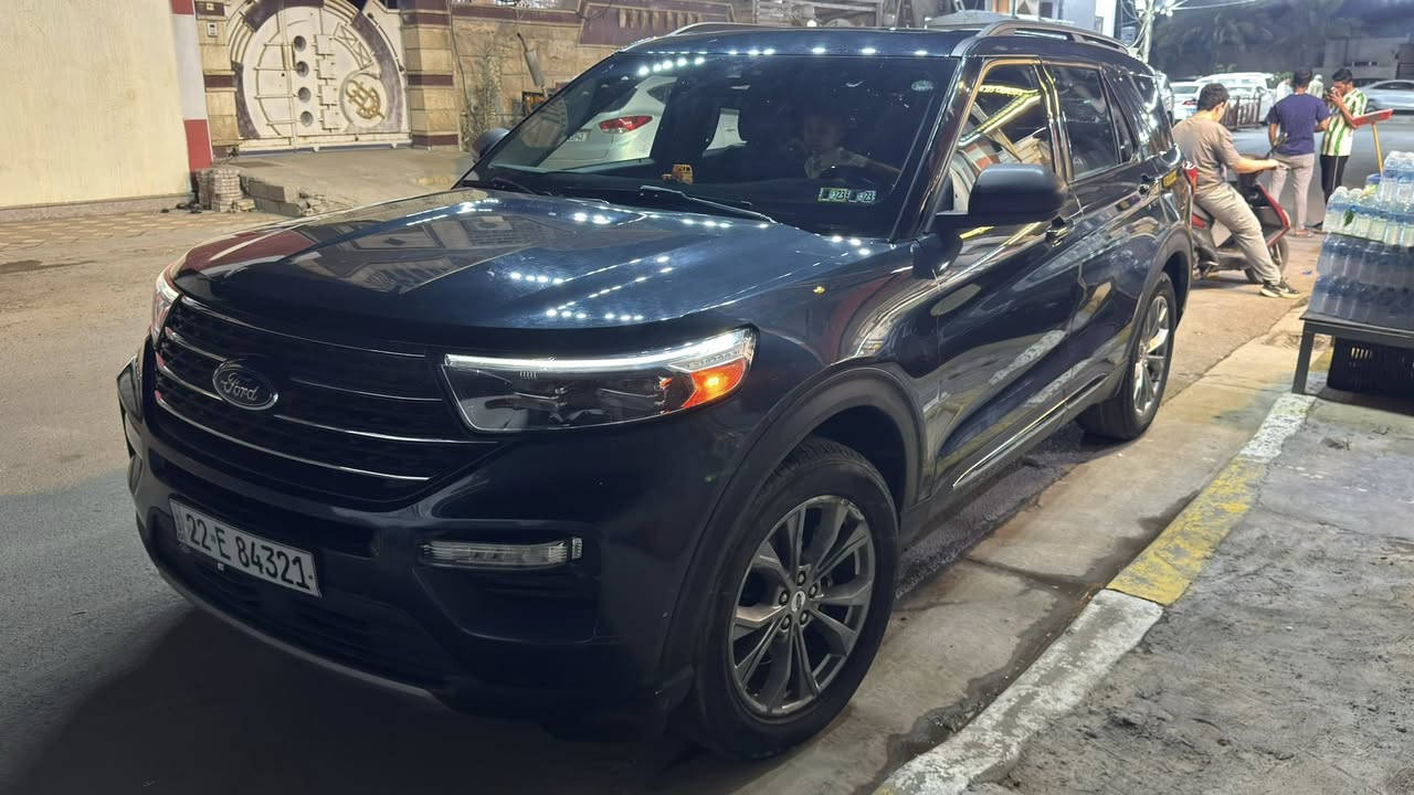 للبيع 28000$ كلين تايتل عداد46مايل
1. المحرك والأداء (Powertrain)
 المحرك: ايكوبوست (EcoBoost) رباعي الأسطوانات (I-4) سعة 2.3 لتر مع شاحن توربيني.
 القوة الحصانية: 300 حصان عند 5500 دورة في الدقيقة.
 عزم الدوران: 420 نيوتن متر (310 رطل-قدم) عند 3500 دورة في الدقيقة.
 ناقل الحركة: أوتوماتيكي متطور من 10 سرعات.
 نظام الدفع: تتوفر بدفع خلفي مستمر (RWD) أو نظام دفع رباعي ذكي (AWD) مع نظام إدارة التضاريس (Terrain Management System) الذي يوفر حتى 7 وضعيات قيادة مختلفة (اقتصادي، رياضي، رملي، صخري، إلخ).
 معدل استهلاك الوقود: تقريباً 12.7 كم/لتر (على الطرق السريعة) وحوالي 10.5 كم/لتر (داخل المدينة) حسب ظروف القيادة وطبيعة الدفع.
2. التصميم الخارجي (Exterior)
 الإضاءة: مصابيح أمامية وخلفية وكشافات ضباب تعمل بتقنية LED بالكامل، مع ميزة التحكم التلقائي في الضوء العالي.
 العجلات (الجنوط): تأتي قياسياً بجنوط ألمنيوم مقاس 18 إنش (وتتوفر مقاس 20 إنش في بعض الحزم الاختيارية كحزمة المظهر الرياضي).
 المرايا والشبك: شبك أمامي مميز لفئة XLT مع مرايا جانبية مدفأة بلون الهيكل (أو سوداء) وقابلة للتعديل كهربائياً.
 الباب الخلفي: باب الصندوق الخلفي يفتح ويغلق كهربائياً.
 اللمسات الإضافية: سكك سقفية (Roof Rails) باللون الأسود أو الكروم لتثبيت الأمتعة، وعازل صوتي للزجاج الأمامي والجانبي لركوب أكثر هدوءاً.
3. المقصورة الداخلية والراحة (Interior & Comfort)
 السعة: تتسع لـ 6 أو 7 ركاب حسب التوزيع (مقاعد متصلة في الصف الثاني أو مقاعد كابتن منفصلة).
 المقاعد: تأتي مقاعد قماشية فاخرة (أو جلد ميكروفيبر ActiveX في الفئات الأعلى من XLT)، مع ميزة التحكم الكهربائي بمقعد السائق (10 وضعيات) والراكب الأمامي، بالإضافة إلى تدفئة المقاعد الأمامية وعجلة القيادة.
 التكييف: نظام تكييف أوتوماتيكي ثلاثي المناطق (Tri-Zone Climate Control) لضمان راحة الركاب في الصفوف الثلاثة مع فتحات تكييف علوية وجانبية.
 المساحة التخزينية: مساحة ممتازة للصندوق، ويمكن طي الصفين الثاني والثالث كهربائياً أو يدوياً بالكامل للحصول على مساحة تخزين مسطحة عملاقة تصل إلى 2486 لتراً.
4. التقنيات والترفيه (Technology & Infotainment)
 الشاشة الوسطى: شاشة تعمل باللمس مقاس 8 إنش تدعم نظام فورد SYNC 3.
 التوافق: دعم كامل لنظامي Apple CarPlay و Android Auto.
 العدادات: شاشة معلومات رقمية ملونة للسائق مقاس 6.5 إنش مدمجة في لوحة العدادات.
 النظام الصوتي: نظام صوتي نقي مكون من 6 مكبرات صوت مع منافذ USB و USB-C موزعة في الأمام والخلف.
 ميزات إضافية: نظام الدخول الذكي وتشغيل السيارة بلمسة زر (بصمة)، ونظام التشغيل عن بُعد (في حزم محددة).
5. السلامة وأنظمة مساعدة السائق (Safety - Ford Co-Pilot360)
تأتي السيارة مجهزة بحزمة الأمان المتكاملة من فورد والتي تشمل:
 نظام التحذير من الاصطدام الأمامي مع الكبح التلقائي في حالات الطوارئ (AEB).
 نظام رصد النقاط العمياء (BLIS) مع التنبيه لحركة المرور الخلفية.
 نظام الحفاظ على المسار والتحذير عند الانحراف.
 كاميرا للرؤية الخلفية مع حساسات اصطفاف خلفية.
 نظام تثبيت السرعة التكيفي الذكي (الراداري) مع ميزة التمركز في المسار (اختياري ضمن حزمة +Assist).
للاستفسار
***********
