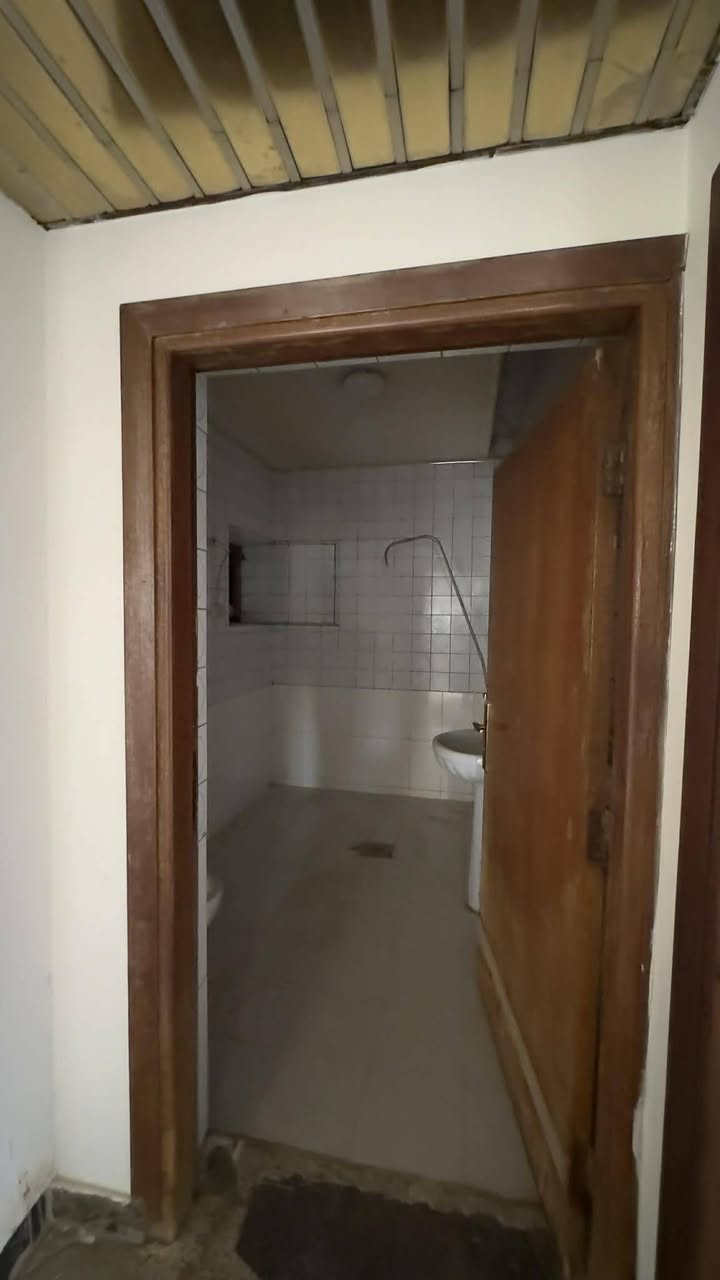 السلام عليكم بيت لليجار في حي النور تجاري قريب على معهد لرسه مساحه 600متر عدد الغرف 8هول مطبخ صحيات وستقبال كراج حديقه البيت حيل نظيف موقع مميزه التواصل ***********اسيا ***********
