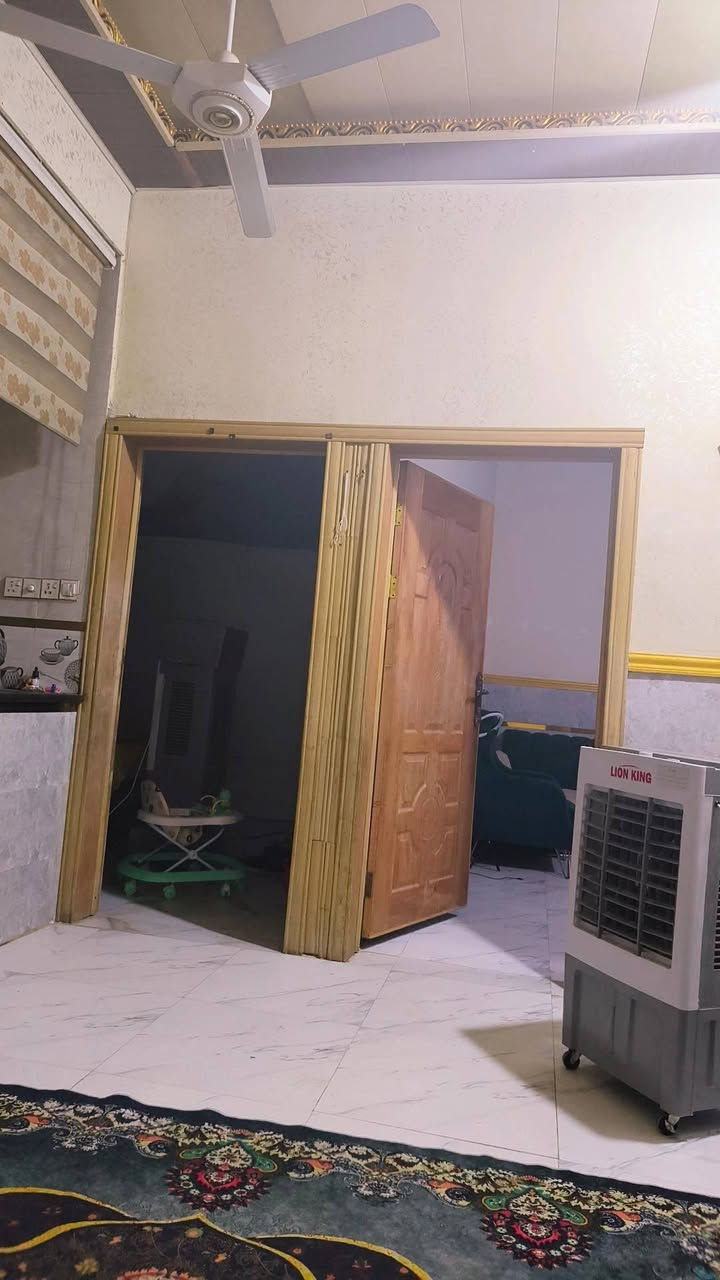 بيت للبيع مستعجل 75 متر استقبال وصالة وغرفة نوم صحيات داخلي وخارجي والطابق الثاني كامل للنص مكان الرشدية مقابل ملعب هادي السايدين تبليط جديد خدمات كلهه موجودة وسند 25 للتواصل ***********
