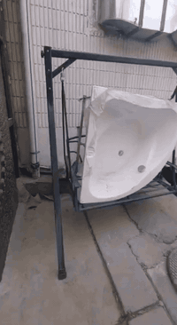 سلام عليكم  للبيع المروجوحه السعر ميت آلاف والبانيو ميه وخمسين  رقم الهاتف ***********
