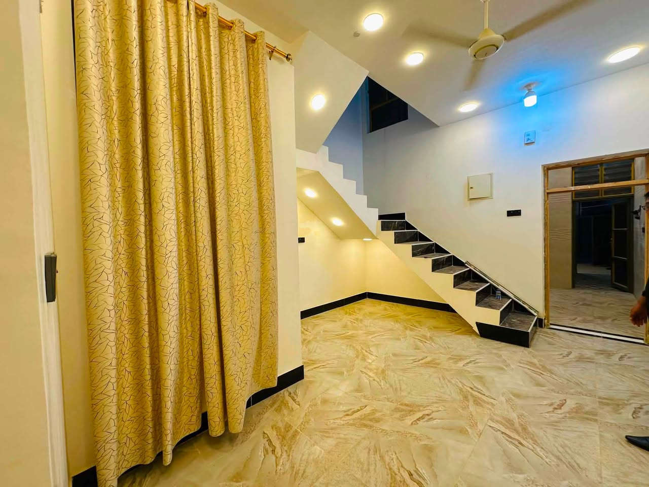 دار سكن للبيع 📍حي حي الأمام المهدي  مطلوب أسكان ٤٠🎈
* المساحة البناء : 100 م²
*بناء حديث غير مسكون سابقأ
* غرفة نوم
* صالة
* استقبال
* مطبخ
* صحيات داخلية وخارجية
*منور 
الطابق الثاني:
* صالة
التواصل ***********
