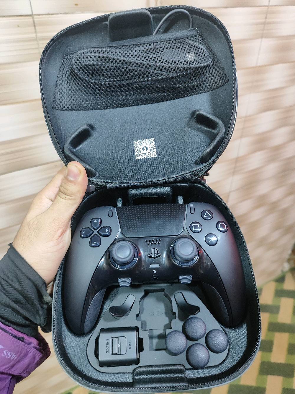 يد تحكم بلي 5 احترافية 
استعمال قليل ونضيفة كلش وحالة ممتازة بدون اي خلل 
الملحقات: 
الكارتونة 
كيبل شحن 
شفتات 
حافظة اليد

العنوان بغداد/البياع