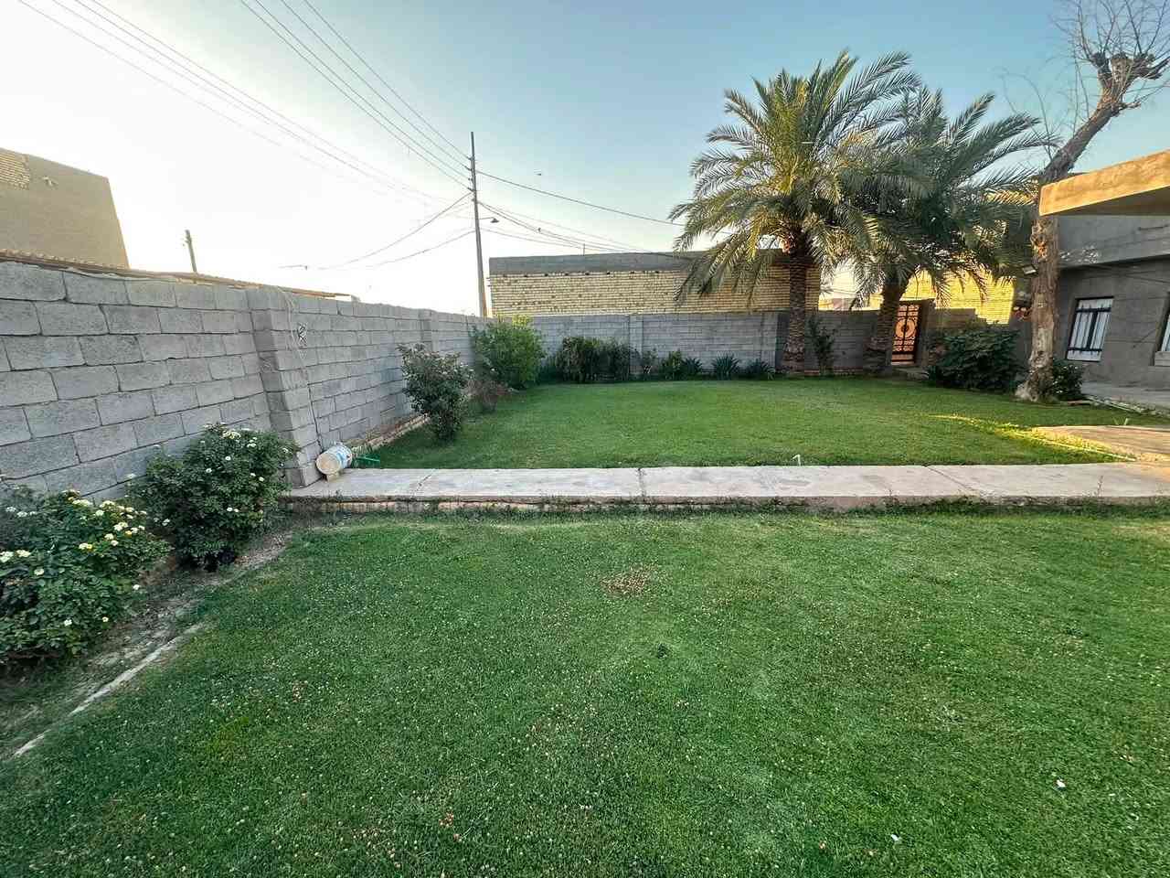 دار للبيع في دور الضباط.....
قريب من شارع السبيس التجاري.
المساحه 600 متر مربع 
حديقه اماميه 300متر  خدمات كاملة من تبليط مسلح وماء ومجاري يحتوي على استقبال +
هول وغرفتين نوم وصاله ومطبخ وحمامين 
السعر  الاتصال 
***********
