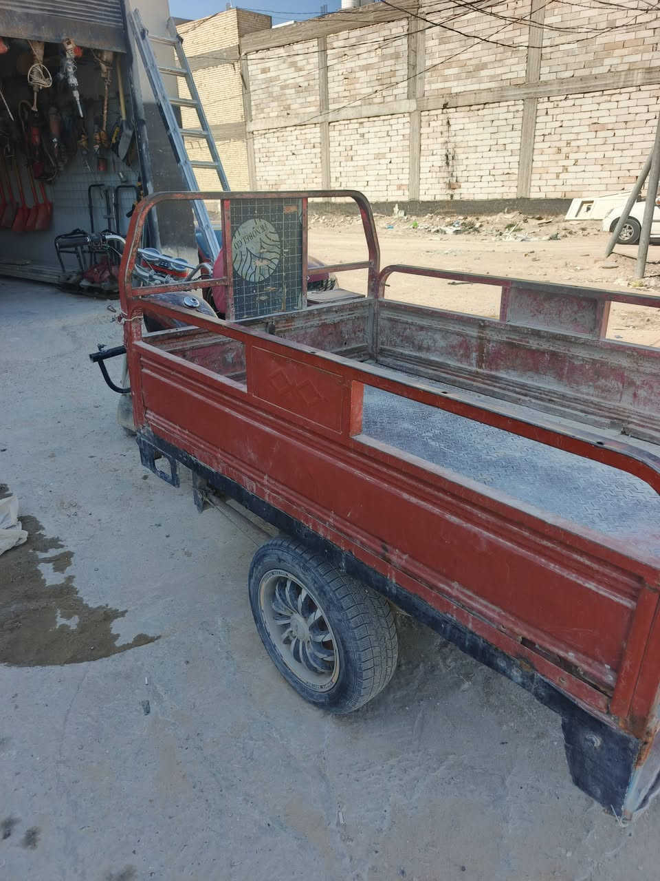 السلام عليكم عندي ستوته كلك جمره للبيع مكاني نجف حي النداء شارع المجمعات ٤٠٠ الف وبيه مجال ***********
