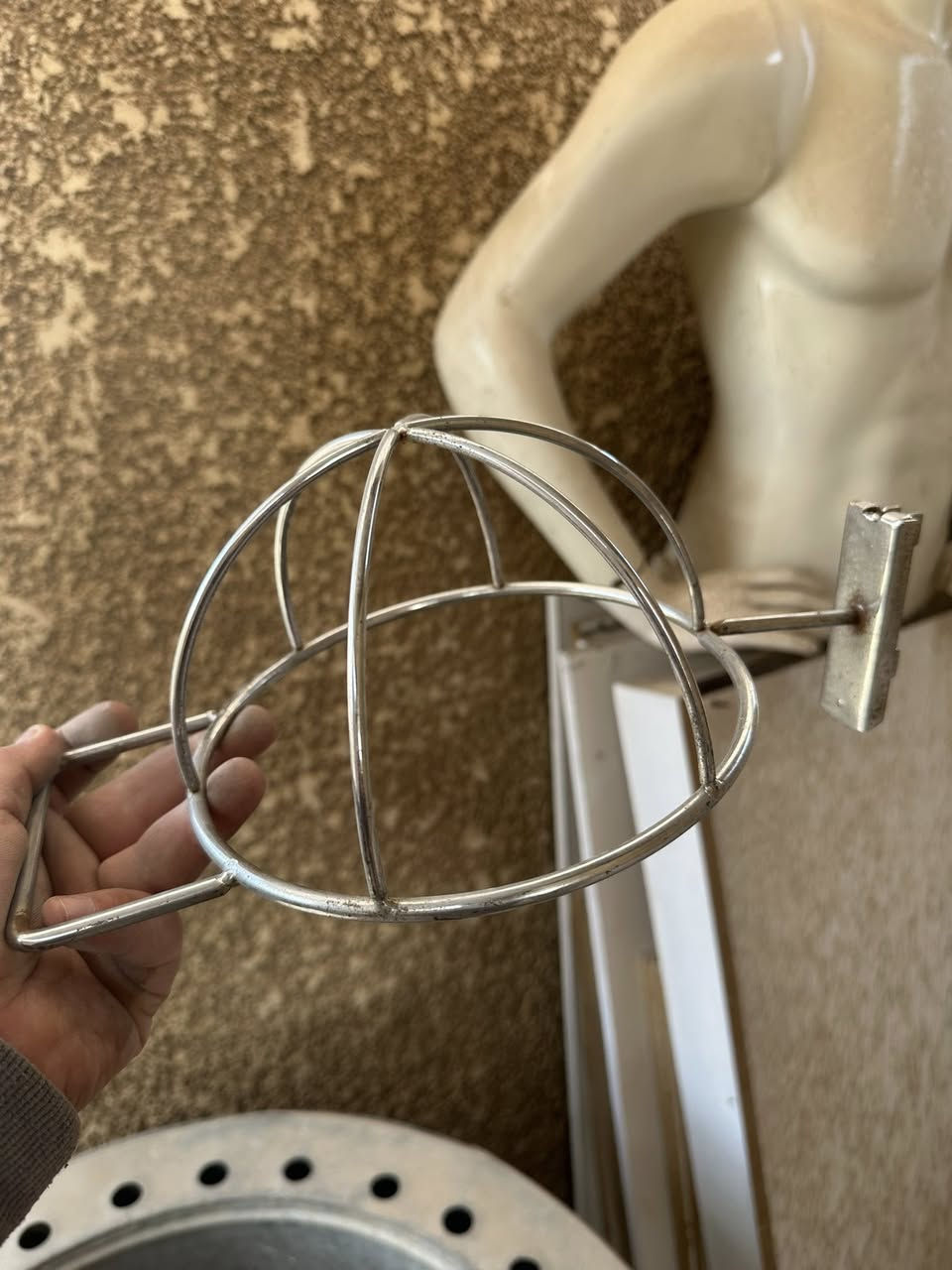 للبيع تعاليك 162قطعه ستاند حذاء 41قطعه استاند شقه11قطعه مساطر القياس 120+كرسي احذيه 50 قطعه سعر 400 دينار القطعه ابيعه شلع /***********
