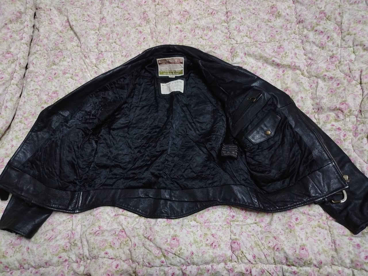 سلام عليكم اخوان عندي قمصله مالت دراجات كلاسك جلد ثخين حت من توكع متتعور لأن جلد ثخين اصليه تلبس لارج إكس لارج عادي سعرها ٥٠ الف متواجد واتساب ***********
