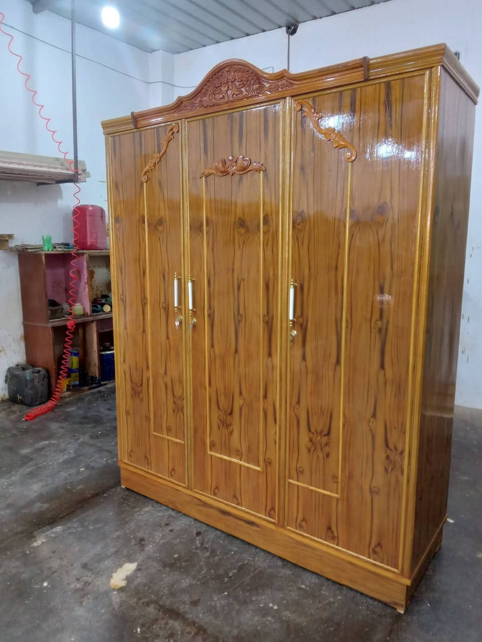 بسم الله وعلى بركة الله 
كنتور صاج تفصال جديد درجه اولى ٣ باب
العنوان محل بلدروز مجاور ابو وطن للمفروشات
***********
