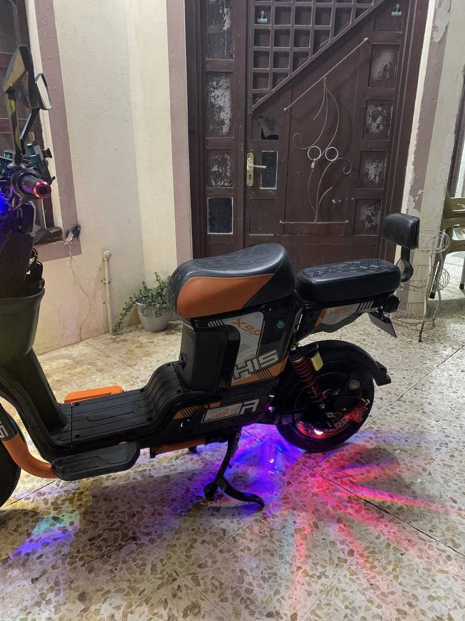 السلام عليكم X900 للبيع موطور جديد و نظيف ما عايزو شي شغال كامل نظام بك قفل ستيرن تشغيل عن بعد دبل غاز سرعه 119 بطاريات ٥زغار شرط الفحص موطور بدون نقص و يرهم مراوس السعر 450الرقم ***********موجود واتساب
