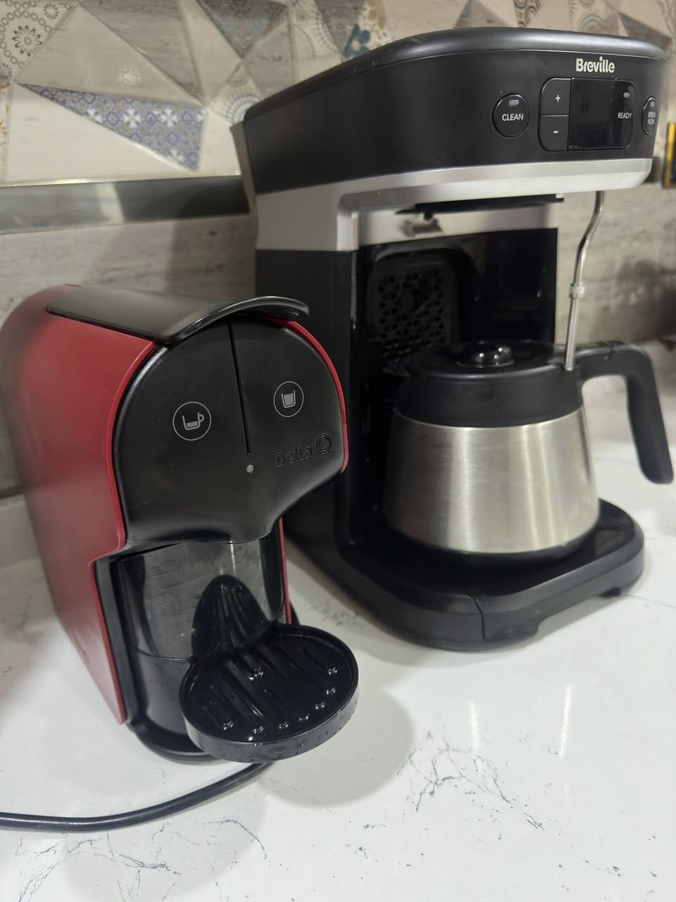 السلام عليكم
اجهزة قهوة ثنين الاولى من ماركة breville صير فلتر واسبريسو 
تحتوي على ابريق حراري يحضر ١٠ اكواب من القهوة المقطره لكن ينقصها فلتر التقطير فقط وتحضر اسبريسو كوب اوكوبين وتصنع كابشينو واللاتية وبيها مزود بمرفق خفق الحليب للرغوه وتكدرون تضبطو على نوع القهوة الي تشربوها 
والجهاز الثاني 

ماكينة تحضير القهوة بالكبسولات طراز Delta Q Quick. 
التصميم: تتميز بتصميم مدمج وأنيق باللونين الأحمر والأسود، مثالي للمطابخ ذات المساحة المحدودة. 
سهولة الاستخدام: تعمل بنظام كبسولات فعال بزر واحد فقط، قابل للبرمجة لضبط حجم القهوة. 
التوافق: مصممة حصريًا للاستخدام مع كبسولات قهوة Delta Q. 
الطاقة: تعمل بقوة 1200 واط.


**إذا كنت صاحب هذا الإعلان وتريد حذفه لأي سبب، رجاءا أرسل رسالة إلى الدعم الفني**