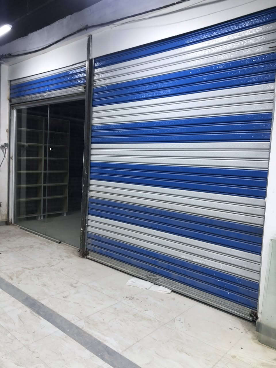 السلام عليكم
محل للأيجار داخل القيصريه الجديده المحل ركن ينقسم الى محلين للتواصل ***********
