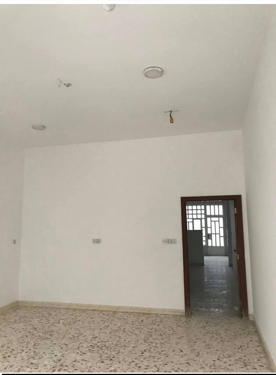 دار سكني #للايــــجــــار

موقعه #حي_الجامعه_قرب_مدرسه_الجامعه

البيت طابقين وبناء حديث 
يحتوي الطابق الاول علئ واستقبال وصاله ومطبخ وصحيات داخليه وخارجيه وطارمه 
يحتوي الطابق الثاني علئ غرفتين نوم وصاله وصحيات والطابق الثالث بيتونه كبيره

🔺#للاستفسار_اكثر_***********
