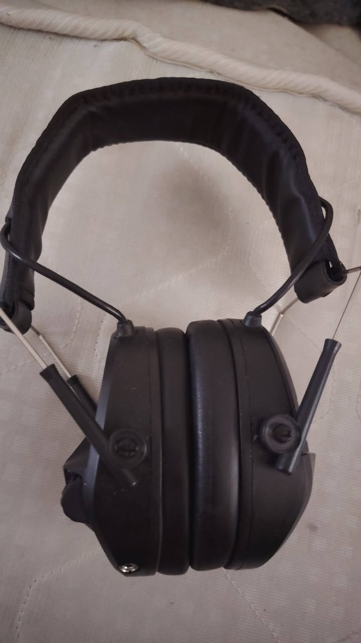 السلام عليكم
عندي سماعة Earmor M30 أصلية، جديدة ما مستخدمة أبداً.
السماعة نفسها نظيفة وشغالة 100%، بس الكارتون مالها تعبان والواير ضايع، يعني تجي السماعة بس.

مميزاتها:
- أصلية 100% مو تقليد، واللوكو والخامة تشهد
- تكبر صوت الكلام وتكتم صوت الرصاص فوراً
- تشتغل على بطاريات AAA، مناسبة للصيد والرماية والشغل

السعر: 60 ألف دينار نهائي / 45 دولار
المكان: كربلاء - توصيل داخل المدينة موجود
للتواصل: اتصل أو واتساب على ***********

اللي جاد يتصل، والصور حقيقية من عندى. ما ارد على المساومة.
