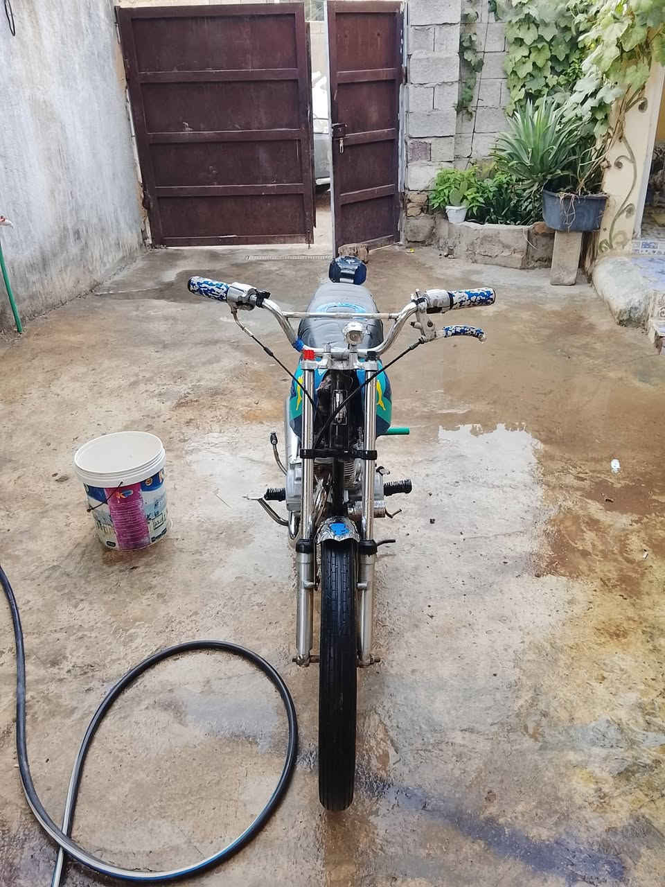 سلام عليكم دراجة نامة شلامجة اصلي للبيع مابيها وراق مكفولة من سرقةزوج تأيرات جدد دبلات جدد محرك خير من الله السعر225وبيها مجال قليل مكاني قريت العجيمي ناحيت السلام رقم  *********** موجود واتساب
