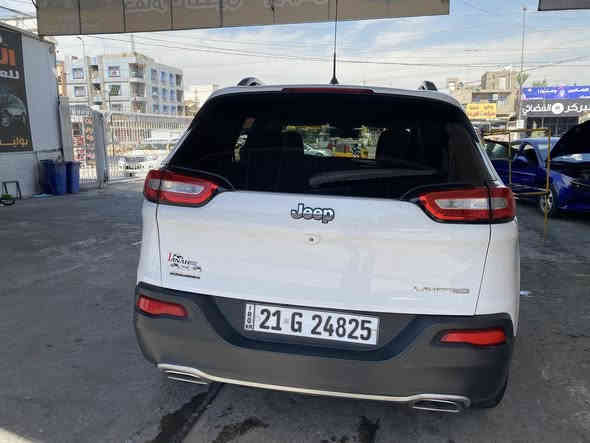 السلام عليكم 
سيارة جيب (بزون )2016 
محرك 6 سلندر
كشنات جلد 
بصمة 
كامرا دواره 
شاشة كبيرة 
تدفئة كشنات 
تدفئة ستيرن 
مودات قيادة 
وباقي مواصفات معروفه 
الصدر جديد مصار فترة من بدلته
السياره باسمي سكن بغداد تحويل ثاني يوم (سليمانية)
صورة الحادث مرفقة 
السعر :137$ وبيها مجال
للتواصل على الرقم :***********
