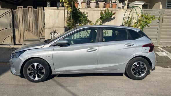 للبيع سيارة نوع i20 كوري 

📌 النوع والموديل: هونداي i20 أوتوماتيك
📌 سنة الصنع: 2023 (رقم بغداد)
📌 اللون: فضي
📌 نوع الوقود: بنزين محسن – سيارة اقتصادية جدًا
📌 سعة المحرك: 1300 سي سي، 3 سلندر
📌 الكيلومترات: 60,000 كم

✅ المواصفات والكماليات:
 • كاميرا أمامية وخلفية + حساسات رجوع
 • شاشة لمس مع بلوتوث و USB
 • مثبت سرعة
 • تكييف أمامي ممتاز جدًا حتى في ساعات الصيف الحارة
 • مقاعد قماش مريحة
 • تايرات جديدة + ويل كب حديث
 • دوشمة جديدة

📌 الحالة العامة:
 • السيارة نظيفة جدًا داخليًا وخارجيًا
 • بدون حوادث، فقط شخوط بسيطة
 • سنوية جديدة

🗒️ السونار حديث ومرفق مع الصور
🗒️ صور الشخوط مرفقة مع الصور

📍موقع السيارة: بغداد /البياع 
السعر : 110ورقة 
للاستفسار الاتصال ***********
