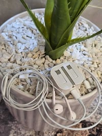 شاحنه وهيتفون مال ايفون اصلي عل فحص السعر20الف مع توصيل مكاني بغداد 07...