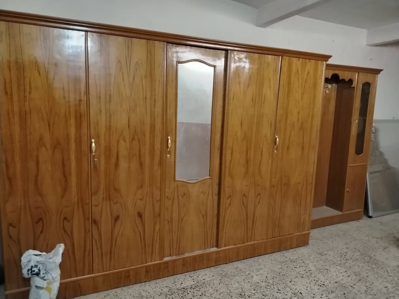 سلام عليكم غرفه اخشاب جديده مامستعمله ولا يوم للبيع للاستفسار الاتصال على الرقم ***********
