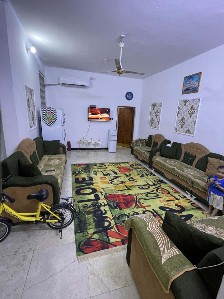 الدار للبيع 
المساحه:١٢٥م
الموقع: حي ميسان الشريط منطقه الاربعه وثمانين عرض الشارع ١٥ متر
البيت صب غرفه وصاله واستقبال ومطبخ الطابق الثاني غرفه وصاله 
السعر: ١٤٠
الرقم:***********
