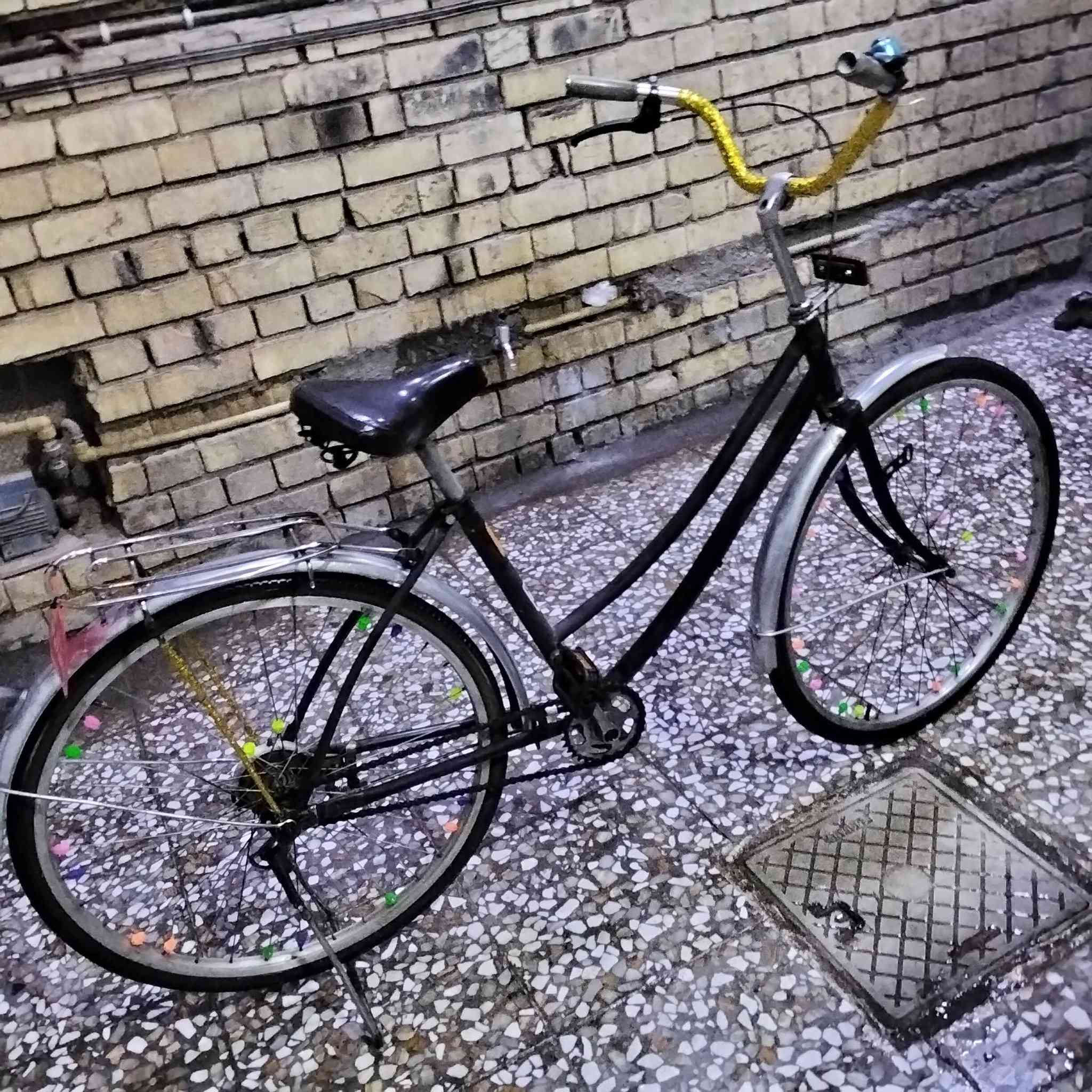 السلام عليكم بايسكل بناتي للبيع حجم 27 نظيف مابي أي نقص السعر 80 وبي مجال العنوان بغداد حي الجهاد الرقم ***********
