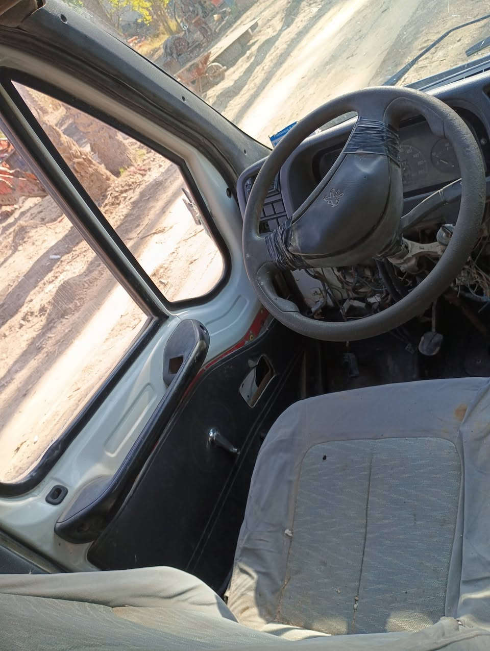 سلام عليكم للبيع سياره بيجو باص فرنسي مكينه بيه كازكيت رقم بصره
***********
