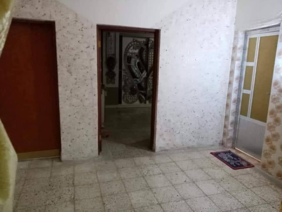 دار للبيع 🏠
📍 الموقع: الفلوجة – حي الشهداء الأولى، قرب جامع الرقيب

📋 نوع الملكية: طابو صرف (سند رسمي)

📐 المساحة: 300 م²
📏 الواجهة: 12 م
📏 النزال: 25 م
🛣️ عرض الشارع: 12 م

🏠 مواصفات الدار:

* بناء طابوق من التسعينات.
* استقبال وصالة كبيرة وصالة صغيرة.
* غرفتين نوم في الطابق الأول.
* مطبخ حار ومطبخ بارد.
* حمام سيراميك.
* منوران كبيران.
* صحيات داخلية وخارجية.
* غرفتين نوم +مخزن في الطابق الثاني.
السعر المتر (850) ألف بي مجال بسيط 
للتواصل ***********-***********
