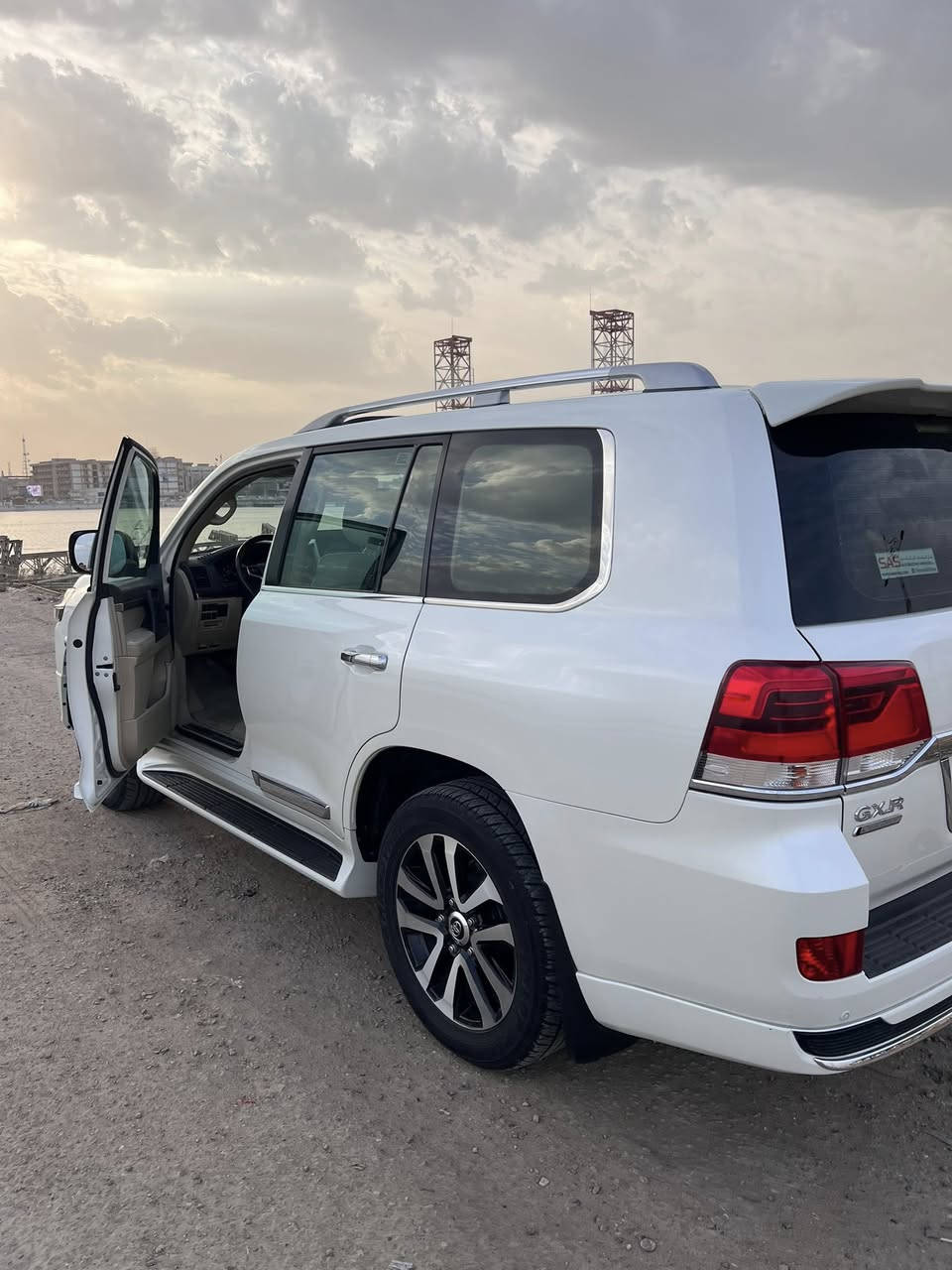 السلام عليكم 
لاندكروز 2019 ساز اصل كفاله عامه جديده للأخير كلش 
8 سلندر مكينه ما مفتوحه جاهزه من تخم تاير حداديه تبريد مكنيه كير مواصفات الساز معروفه ماكو داعي اذكرهن ماشيه 121 الف حقيقي رقمه بصره تحويل ثاني يوم ابيع واراوس حسب القناعه رقمي للأستفسار ***********
