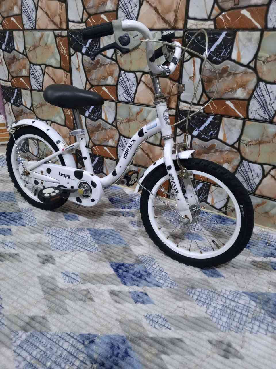 السلام عليكم
بايسكل اطفال ياباني للبيع كسر حاوية سعر 65 الف مواصفات:-
1-لون ابيض 🤍.
2- حجم البايسكل 16 .
3- بريك امامي+ خلفي شغال 💯.
4- تايرات كتان اصلي 
5- نوع المعدن حديد 🔗.
6- النضافة 95%.
   مكاني بغداد الشعب شارع الصحة قرب سوق الصبح رقمي للستفسار ***********.  يوفر خدمة توصيل بغداد فقط
