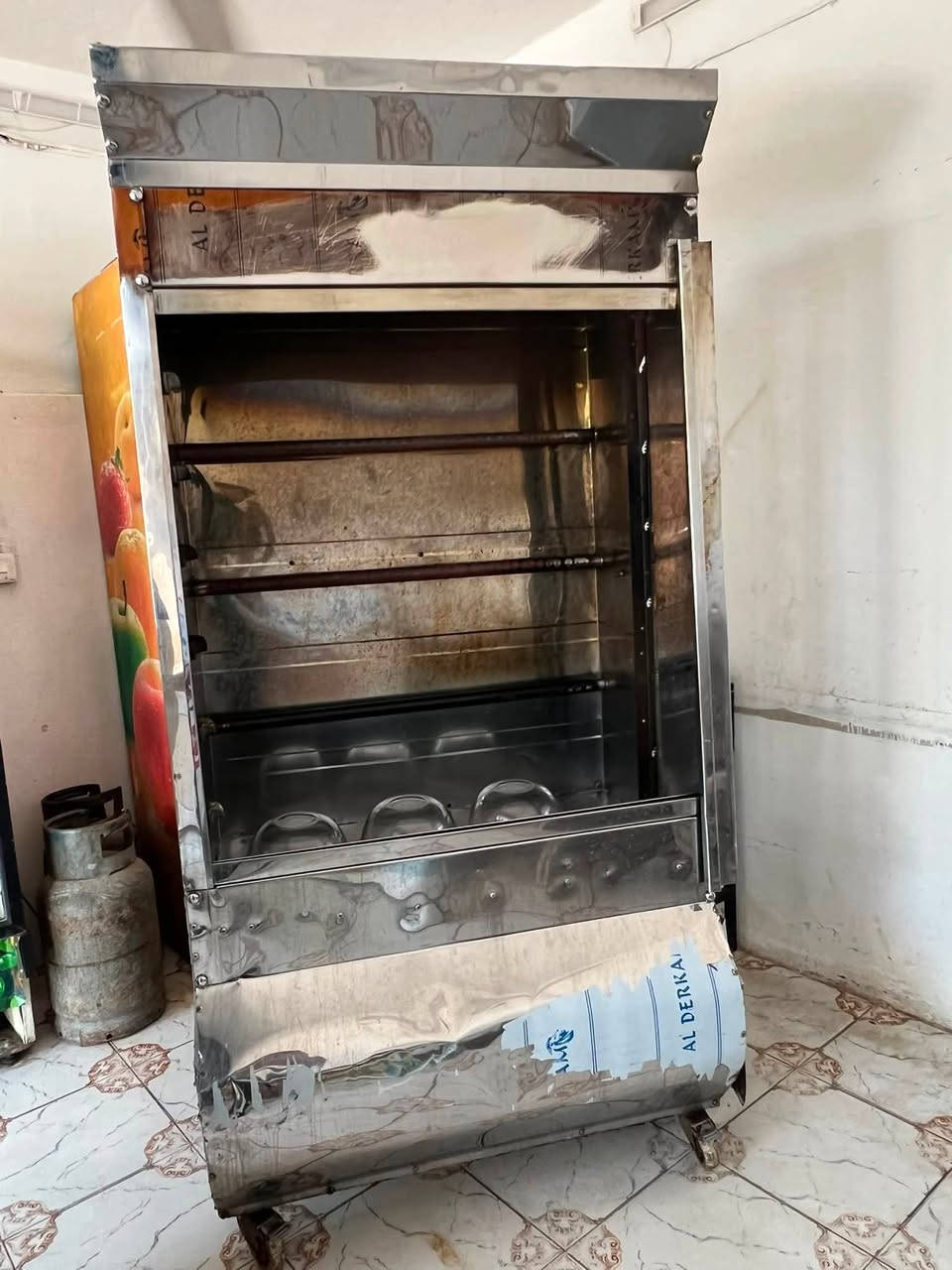 سلام عليكم
1/برادين 
2/طباخ
3/شواي دجاج
الغراض كلهن جدد
بيع مستعجل
كلمن او سعره
الاتصال على الرقم
***********
