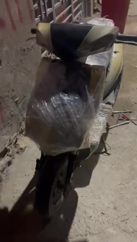 سلام عليكم سكنس صيني شغاله كلشي مابيه عوزها صفحه فقط اشاير كلوبات سلف بيها عوزها بس باتري وصفحه مال هندر  تواير جدد توا شادهم وياها بصمها كلشييي مابيه لا بيها خيط تبخير ولا تنقيص دراجه سعرها ١٠٠ الف
***********
