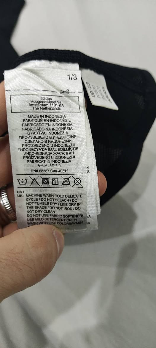 Adidas ✅✅ 
باله اوريجنال 💯💯 
النظافة 💯💯    
S القياس 
50cm عرض الصدر 
68cm الطول 
يتوفر توصيل لجميع محافظات العراق 🚙


**إذا كنت صاحب هذا الإعلان وتريد حذفه لأي سبب، رجاءا أرسل رسالة إلى الدعم الفني**