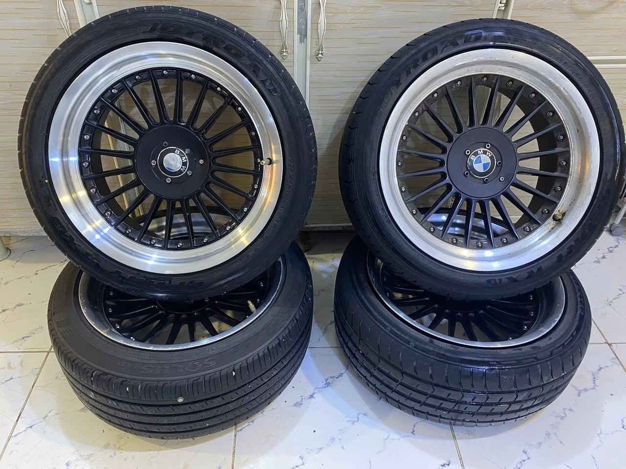 السلام عليكم
تخم وياله حجم 17 
تو سايز 
تك بي فطر زغير 
زوج بدون تفيس وما نافذ 
مع تخم تاير نظيف 
السعر 300الف 
مكاني بغداد الدوره
***********
