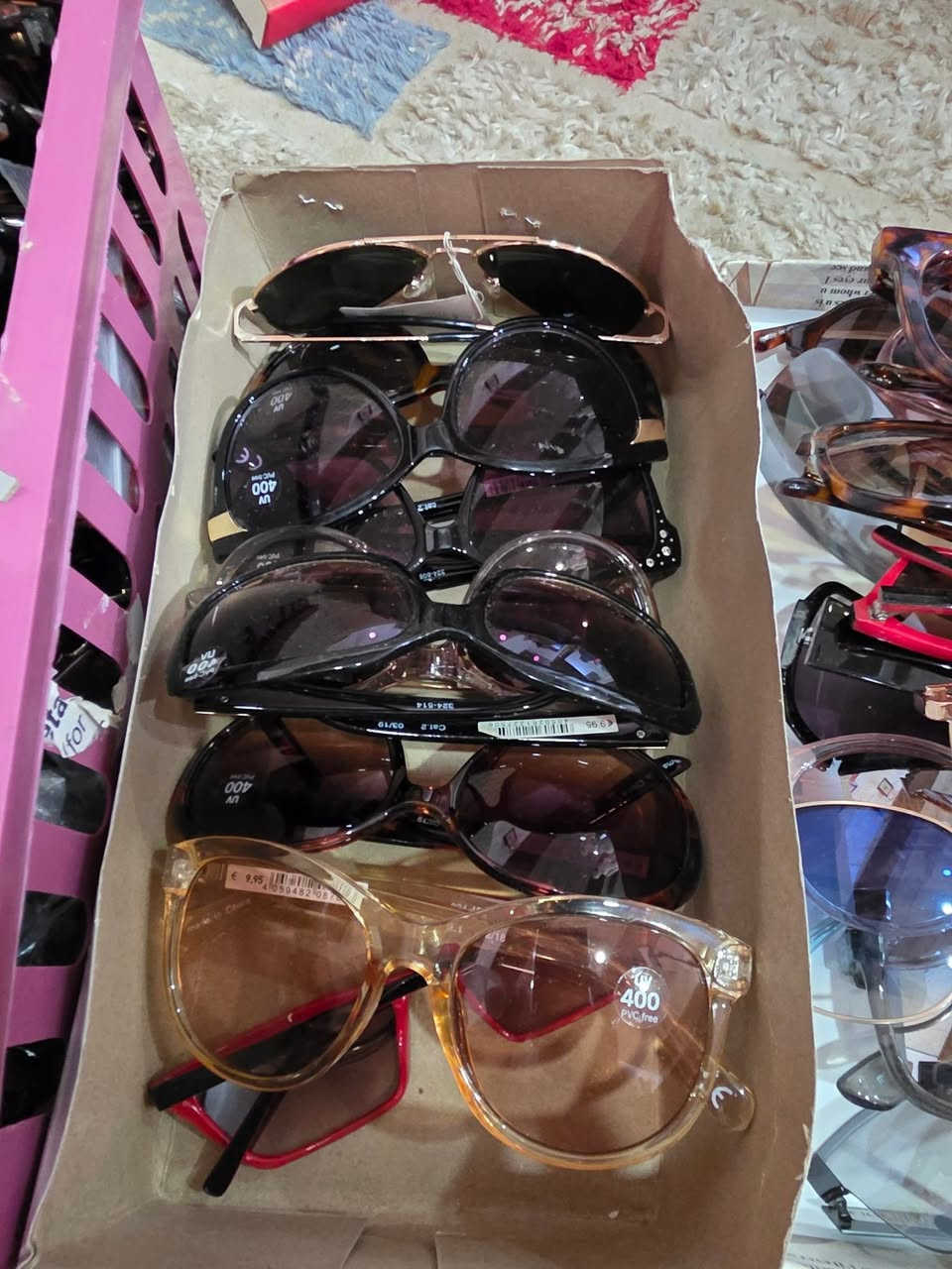 مجموعه نظارات اوربي عددهم بين ٥٠ او ٦٠ القطعه بالف متوفر توصيل***********

