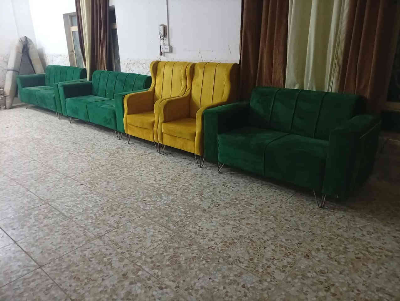 اسلام عليكم تخم 10مقاعد نضيف كلش اي ضرر مابي لونه مطعم سعره مناسب مكاني حله نادر  الثانيه عله الخدمي ***********
