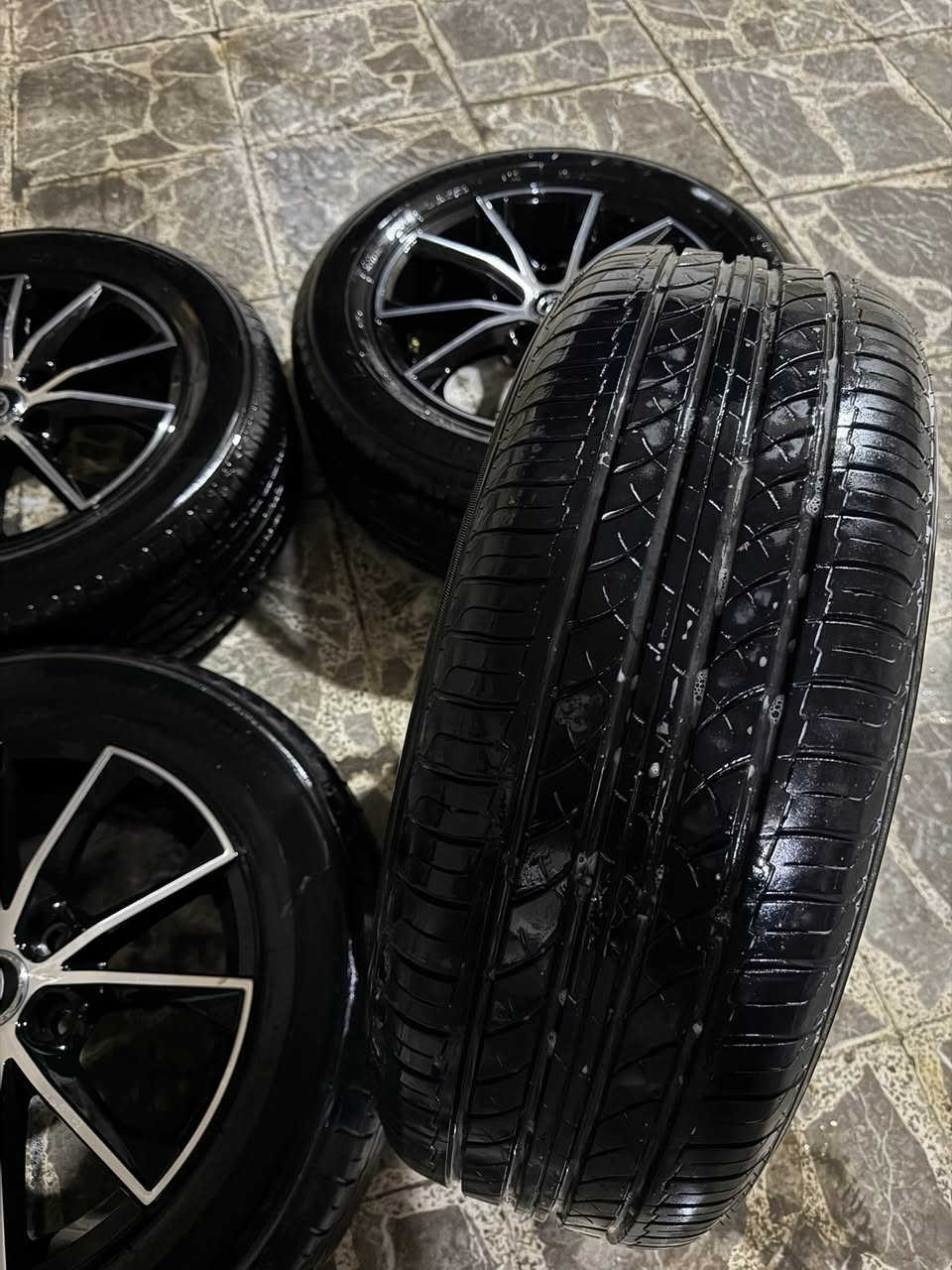 السلام عليكم
تخم ويل حجم 16
يرهم كامري -كورلا  

مع تخم اطارات 215/60/16 انتاج نهاية 24 نظيفات 

مكاني بغداد يتوفر توصيل 
***********
***********
