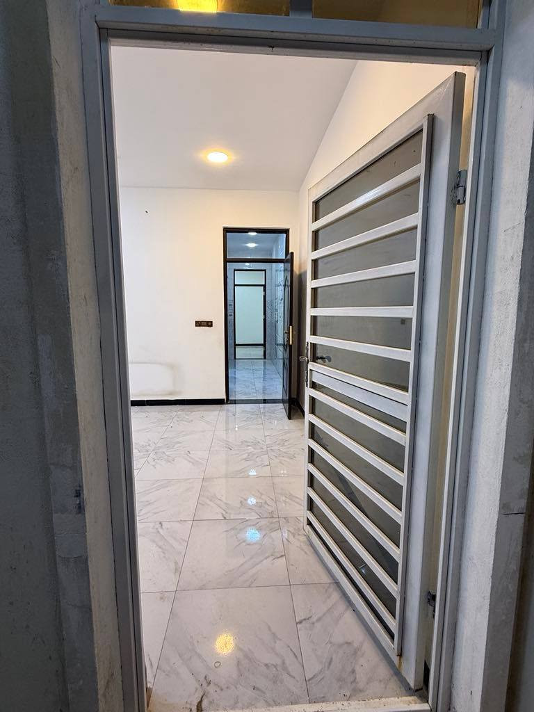 السلام عليكم ورحمة الله
دار للايجار مساحه ٧٥ متر 
واجه ٥ نزال ١٥ 
موقع  الدوره حي دجله
قرب شارع الابداع
تفاصيل الدار 
استقبال ومطبخ ٣ غرف نوم وصحيات عدد ٢ بيتونه وسطح 
هواي عروض ايجار يتوفر عندي 
للتواصل ***********
