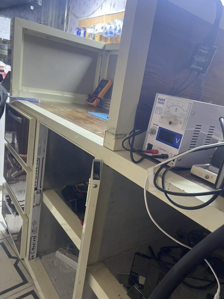 السلام عليكم
ميز صيانة للبيع نظيف جداً

لون جوزي يحتوي على مجرات ورفوف داخلية 

السعر 110 الف  وبيه مجال بسيط

للتواصل ***********
