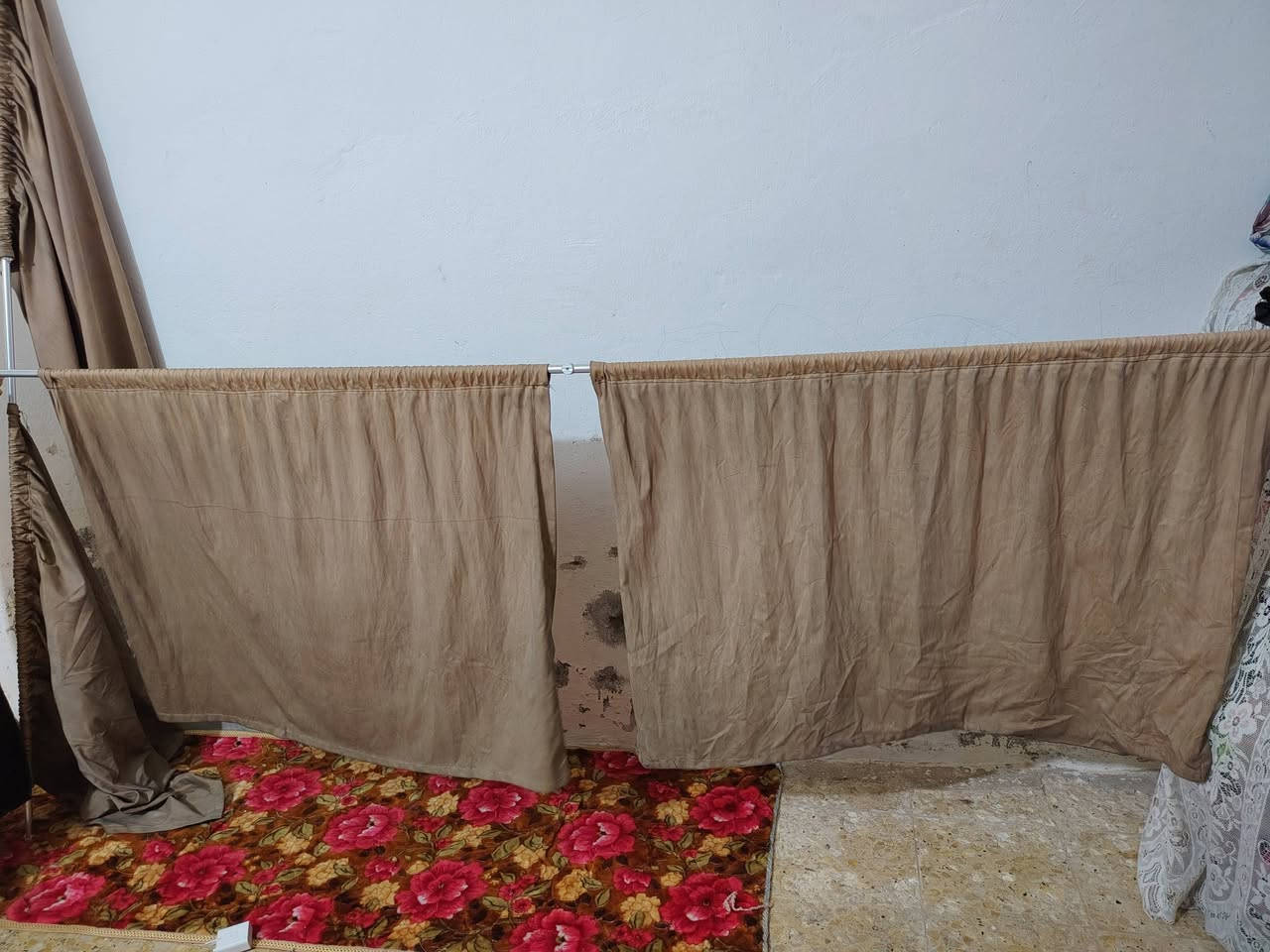 بردات مع بواري جيب وشد يرهم فتون وجنبي يعني سياره 14 نفر نظيفات مابيهن اي ضرر قماش ميعبرشمس ابد سعرهن 60 وبيهن مجال قليل مكاني بالحله شراي تعال خاص او اتصل  ***********
