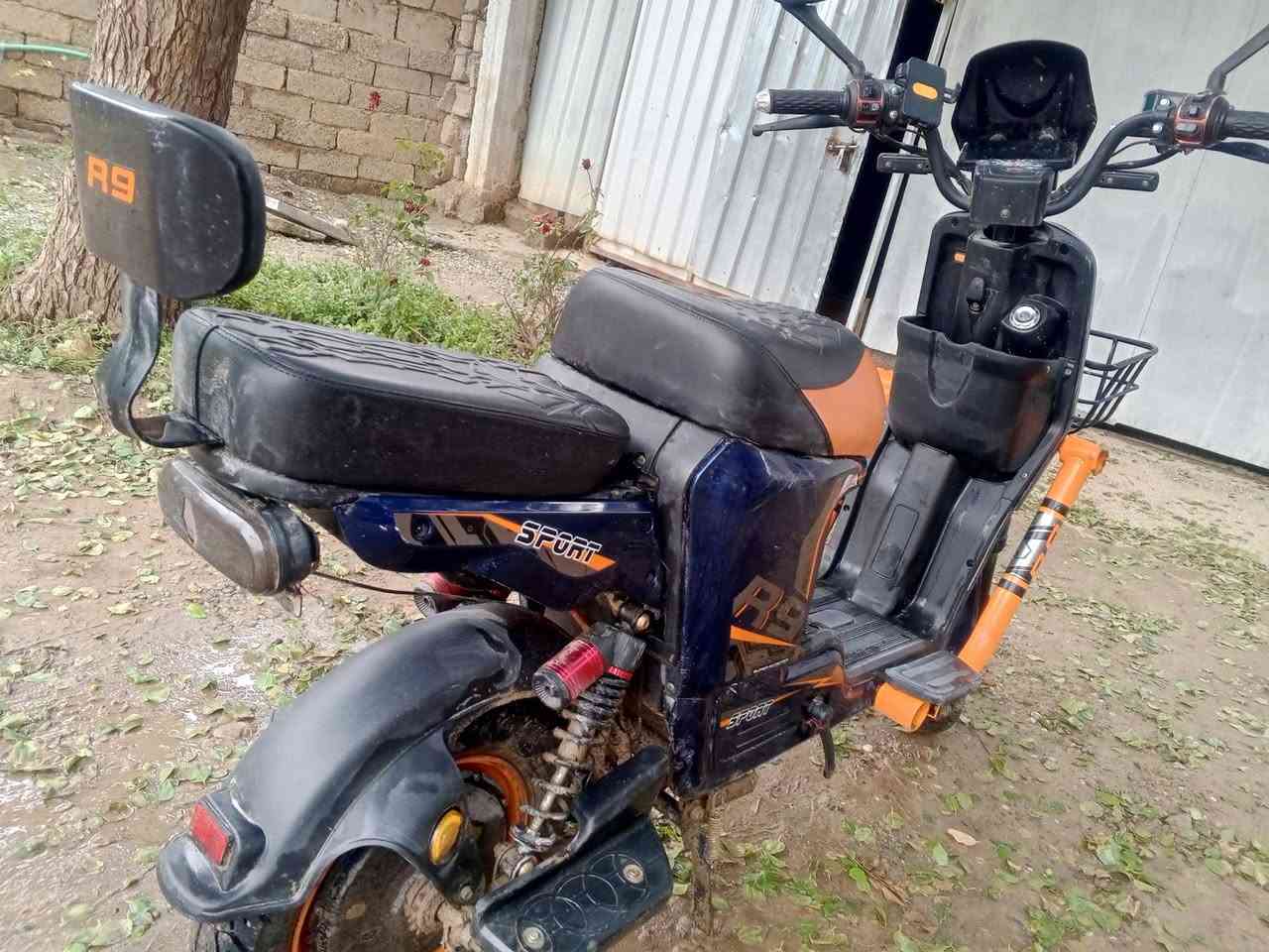 السلام عليكم موطور شحن ##(R9 sports)
كلشي ما يعوزو شغل وتطلع .. المواصفات 
بطاريات شرط 
شاحنه اصليه
تواير جدد2
شاشه نضام بلوتوث 
ضوء زنون.
دبل اشاير 2
بريكات 2
#الموطور جاهز من كلشي 
#السعر .(475)وبي مجال الخاص مفتوح هـ #***********.
