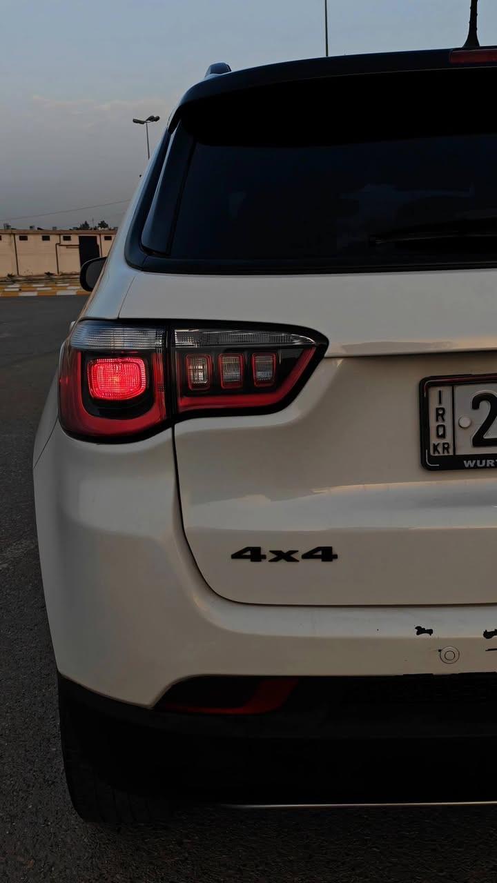 📣 للبيع: جيب كومباس 2019 (Jeep Compass) - فول مواصفات ونظافة تامة
​السيارة مال بيت، نظيفة جداً وجاهزة من كلشي، وبمواصفات مميزة (سقف أسود بلادي و4x4).
​✅ المواصفات والجمالية:
​المحرك: 4 سلندر، حجم 2.4 لتر (تنفس طبيعي) - محرك عملي واقتصادي وقوي.
​نظام الدفع: فور ويل (4x4) حقيقي مع وضعيات قيادة متعددة.
​المظهر: تميز بلمسة المصنع (سقف أسود بلادي) يعطيها شكل رياضي ومميز.
​جلد أسود ملكي، كشنات كهرباء، ونظافة الدواخل بحالة الوكالة.
شاشة كبيرة أصلية، شاشة أعطال، رادار تحديد مسار، وتحكمات ستيرن كاملة.
​الحادث: حادث كلش خفيف (بعيد عن الشاصي واللغد تماماً).
​الصبغ والتبديل: جاملغ خلفي صبغ خارجي فقط، وبابين تبديل بلادي بالشركة (أثر شخوط مو صدمة قوية).
​📄 الأوراق والثبوتيات:
​الرقم: أربيل (أربيل جديد).
​الملكية: السيارة باسمنا شخصياً (تحويل أو وكالة مضمونة 100%).
​رقم الشاصي: موجود ومرفق بالصور للي يحب يتأكد من التقرير (Carfax).
​💰 السعر المطلوب: 138 ورقة (بيها مجال بسيط للطيبين والجادين).
​📍 الموقع: بغداد (الدورة - أو - الغزالية).
📞 للتواصل والاستفسار: ***********
