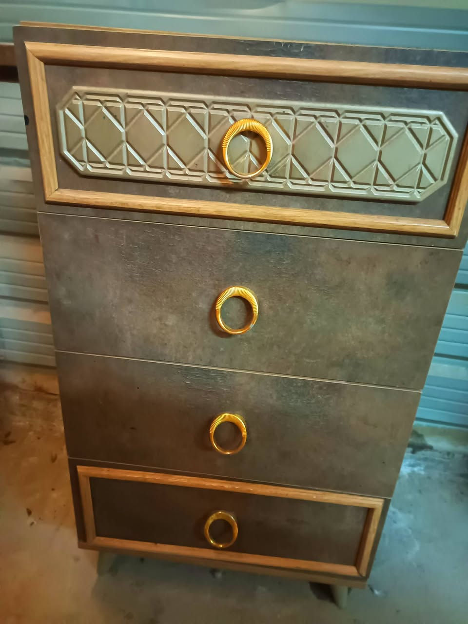 السلام عليكم عندي غرفة نوم للبيع 9قطع مكاني بغداد أبو دشير ***********
