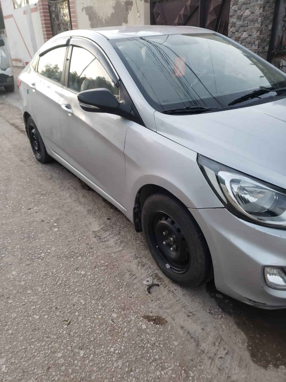 سيارة اكسنت موديل ٢٠١٥ لون رصاصي خليجي محرك ١٤٠٠ رقم نجف انكليزي سنوية لنهاية ٢٠٢٨  بدون حادث قوي فقط الموضحة بالصور . السيارة مجهزة من كل شي من حدادية وتايرات وباتري ودوشمة وكهربائيات وزنون ...ماعدا  كير عطلان  ..***********  واتساب السعر ٦٥ وبي مجال
