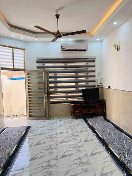 بيت جديد على طريق السنيه مساحة 200 متر بيت يتكون من ٢ غرف وستقبال ومطبخ وصاله وحمام للاستفسار عله *********** ديوانية
