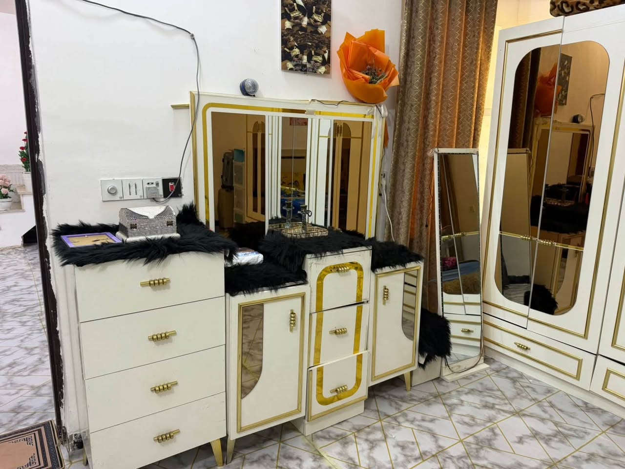 من رخصت صاحب البيج غرفه تركي نضيفه 8 قطع نضافه 80 بالميه كلش نضيفه للبيع السعر 475 وبيه محاب اتصال *********** النجف حي ميسان
