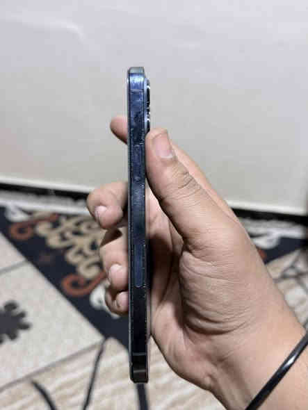 12 برو ماكس للبيع ذاكرة 256 امريكي نموذج M. الجهاز مستبدل شاشة اصلية 3 خيارات وبطارية اصلية والكامره الخلفية بيها تغويش يجي ويروح بسبب التركيز ، جهاز حلو ونضيف سعره 350 وبي مجال للشراي  ***********
