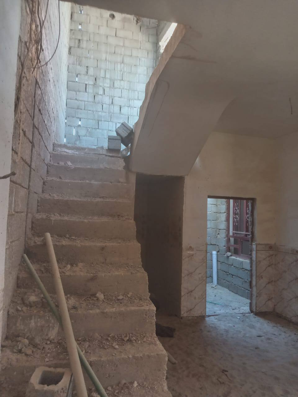 بيت مساحة 160 متر بالمختار قرب جامع الخناجرة #للبيع 
غرفة نوم وصالة استقبال مطبخ  كراج حمام تواليت بيت جاهز مجاري وكهربائيات والارضية جاهزه بس يحتاج سيراميك سعر 45 وبي مجال

للتواصل *********** واتساب
