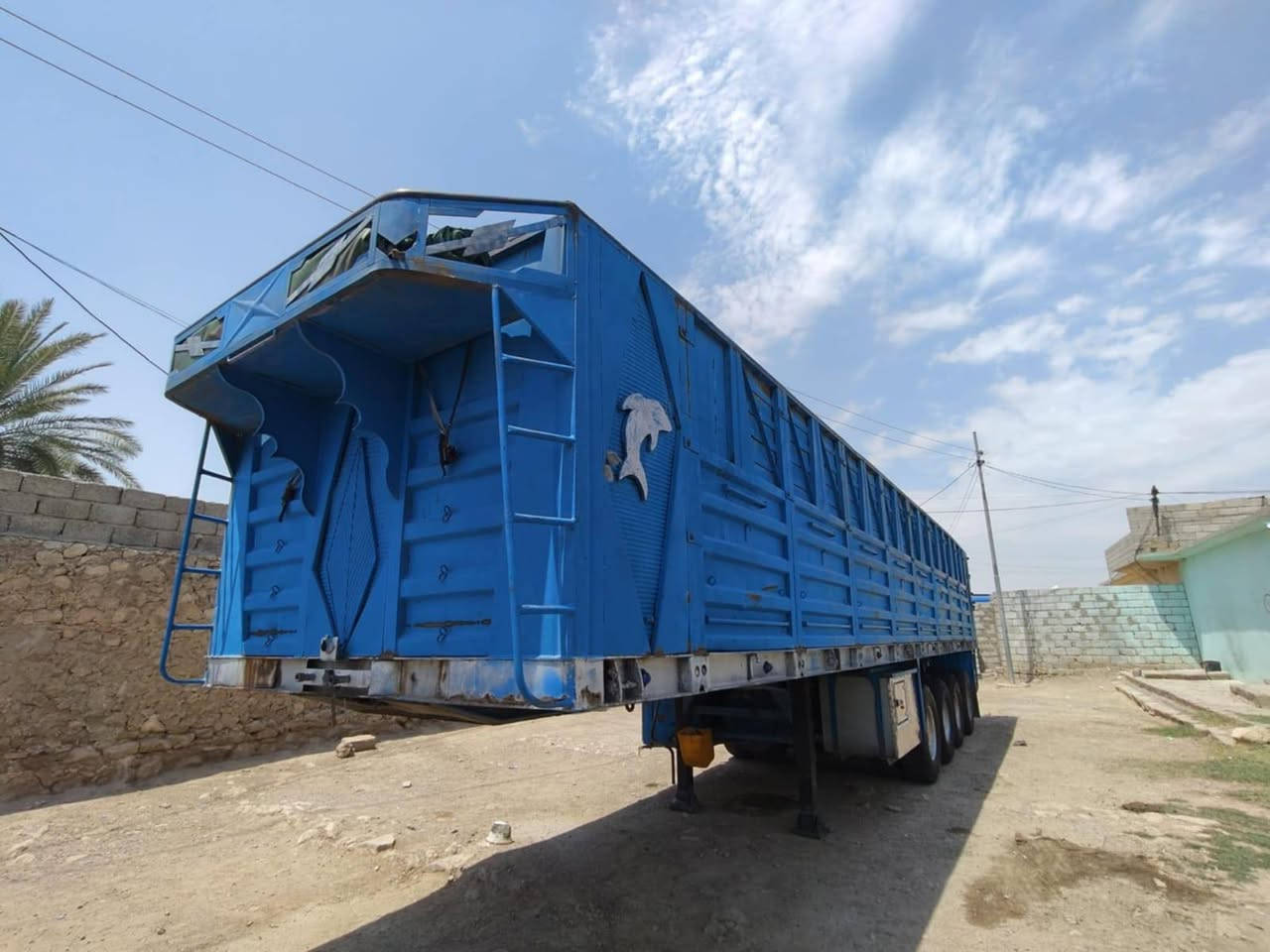 السلام عليكم عربانه للبيع شاصي محلي 16 اربع محاور اثنين رفاع واثنين ثابت برينا اثنين صيني الطول 12.5 ضخم تايه جاهزه للشغل مكان موصل للاستفسار خابر الرقم ***********
