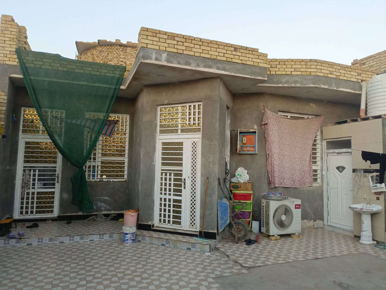 بيت للبيع طابو صرف المساحه ٢٥٠م وجه اولى ع الشارع العام مقابيل طاقة الكهرباء  منطقة السراي يتكون من غرفتين وصاله ومطبخ حار وبارد واستقبال بناء حديث للاستفسار  الاتصال ع الرقم التالي *********** واتساب/ اتصال
