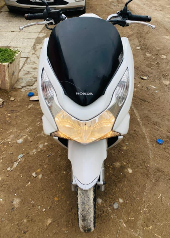 دراجةPCX  الجيل الاول ياباني أصلي حرف (A) مكينة 150 شوته طويلة كفالة محرك كفرات بلادية  اللون ابيض  حساس ازدحام حساس إستان جانبي( الصفح)  كله شغالة زوج تايرات جدد  تبديل دهن جديد الدراجة حاليا بحاله الوكاله 
السعر ١٣ $ وبيه مجال بسيط المكان بغداد الشعله 
*********** بي واتساب
