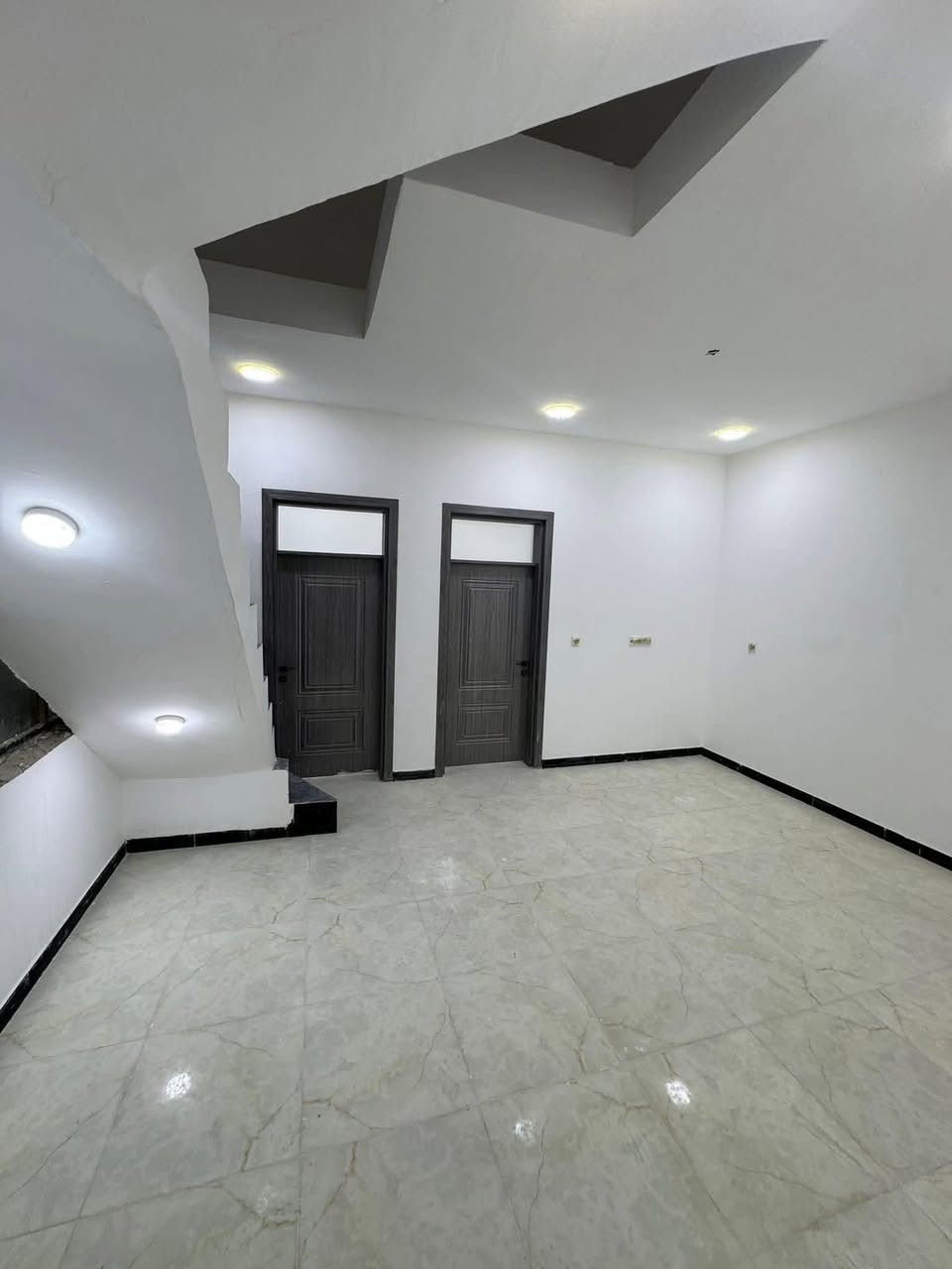 الدار للبيع 
زراعي سند ٢٥ مشمول بالتطويب 
يقع التقية الثالثة خلف مدرسة البشير مباشر خدمات كاملة 
بناء حديث درجة اولى غير مسكون 
المساحة ١٥٠متر 
طابق واحد غرفتين وصالة وبراني ومطبخ وممرات ٢وحمام داخلي وحمام خارجي وكراج خارجي 
للاتصال  واتساب ***********
